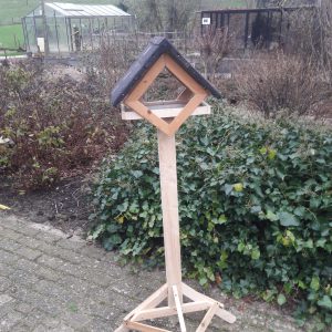 Modern voederhuis op paal